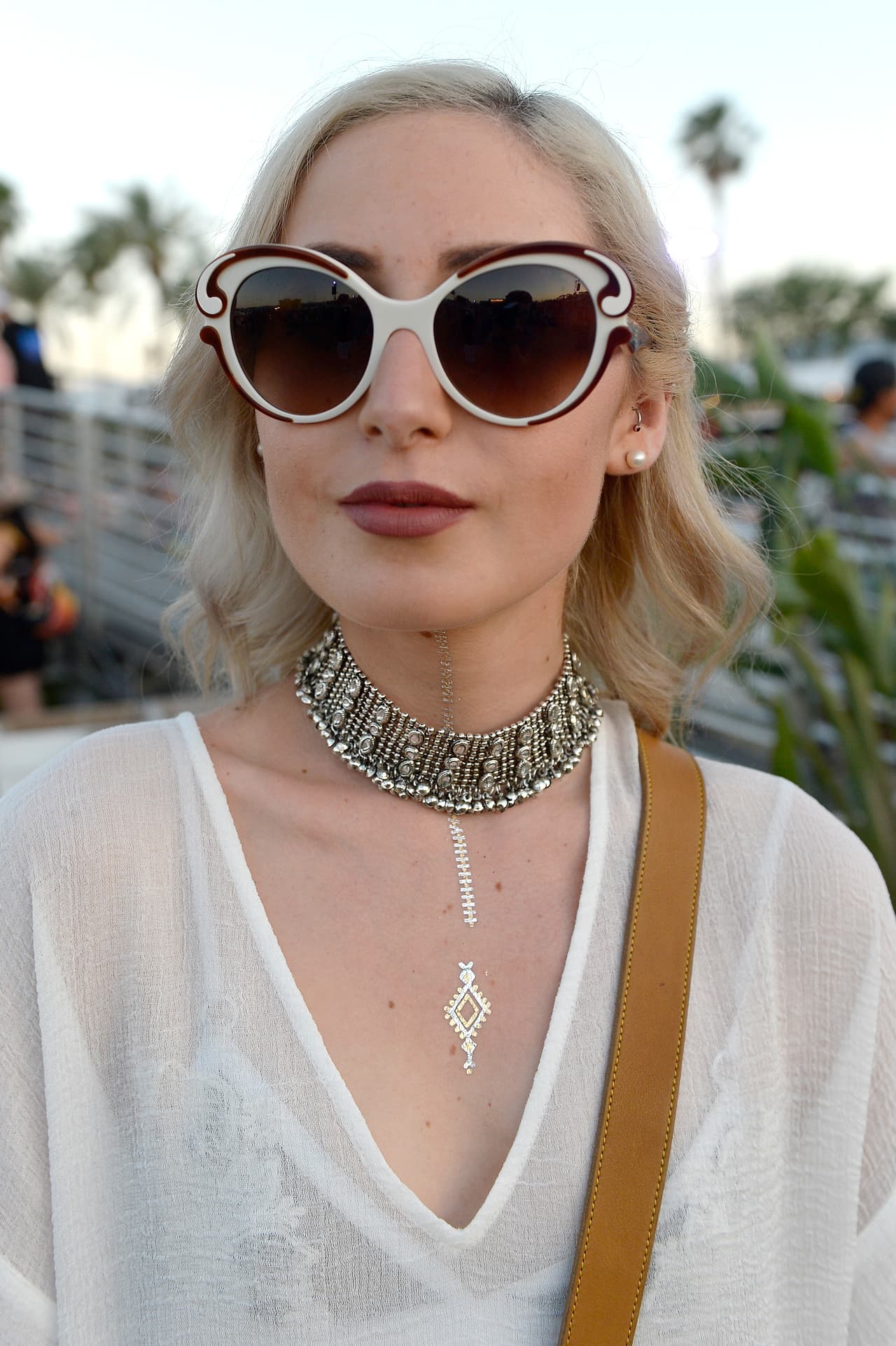 Los lentes grandes y ovalados, que imitan los ojos de los insectos, y los marcos Rococó llenos de arabescos y flores son una manera muy efectiva para hacer que tus gafas salven tu atuendo clásico y anodino. Una mujer con unas gafas como estas siempre será objeto de miradas y de conversación.