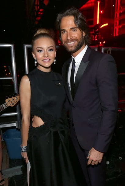 Una vez bajaban del escenario y durante la alfombra verde, se dieron la tarea de abrazarse, tomarse una que otra selfie y echarse uno que otro cuentito. ¡Y lo captamos todo!