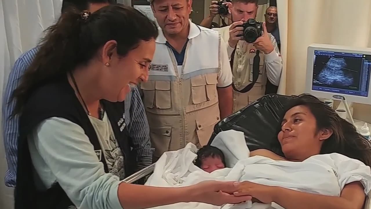 Cielo, la bebé que nació en un helicóptero militar cuando evacuaban a su mamá de las inundaciones de Perú 