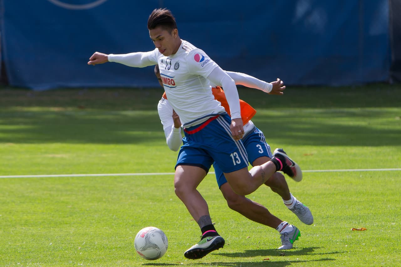 Carlos Salcedo volvió a México y su presentación con Fiorentina debe esperar