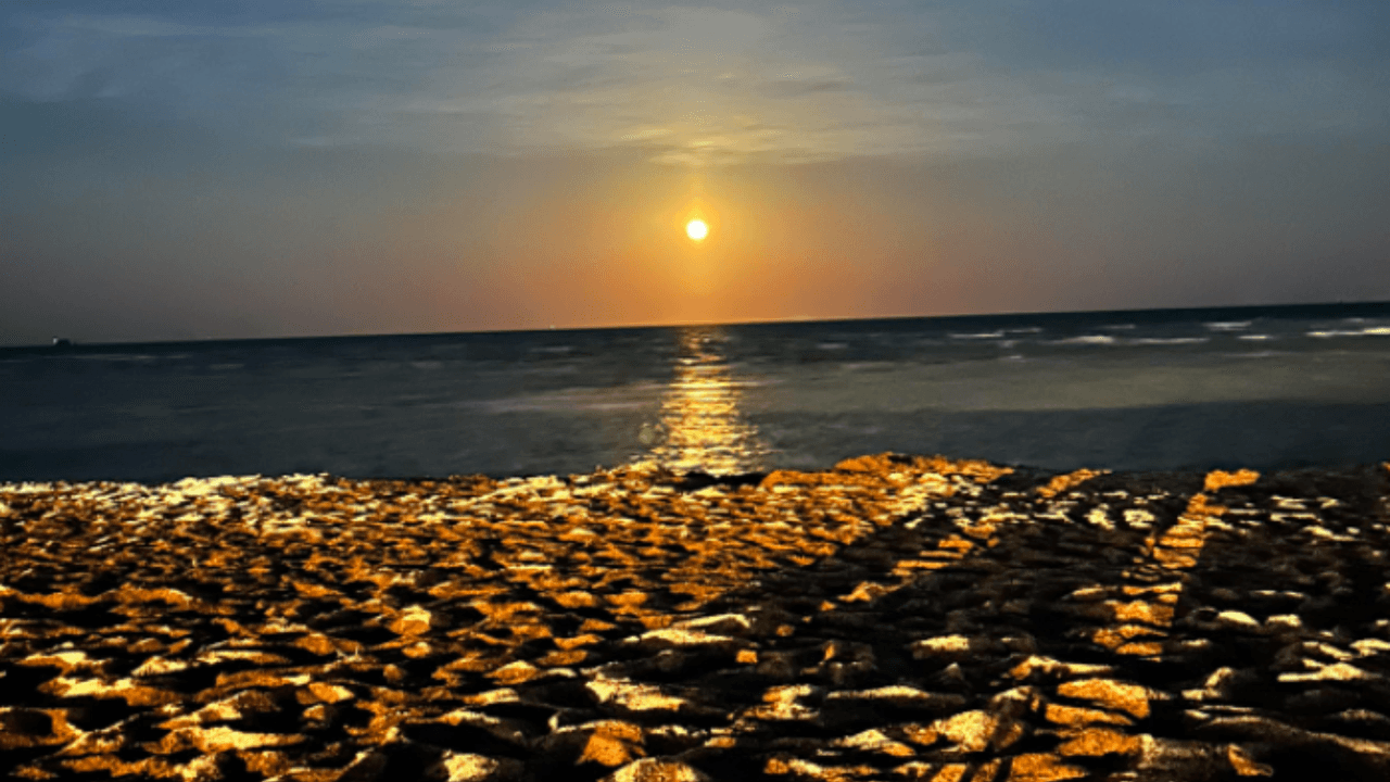 Una televidente toma fotografía de la luna, que se ve siete veces más grande que un día normal, desde la costa Rockport, Texas.