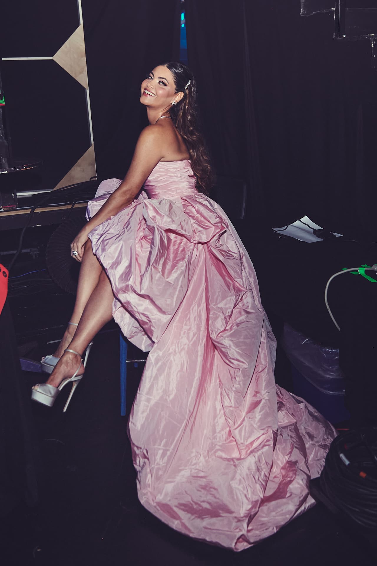 La venezolana optó por lucir su larga cabellera ondulada con un maquillaje discreto y en tonos naturales.