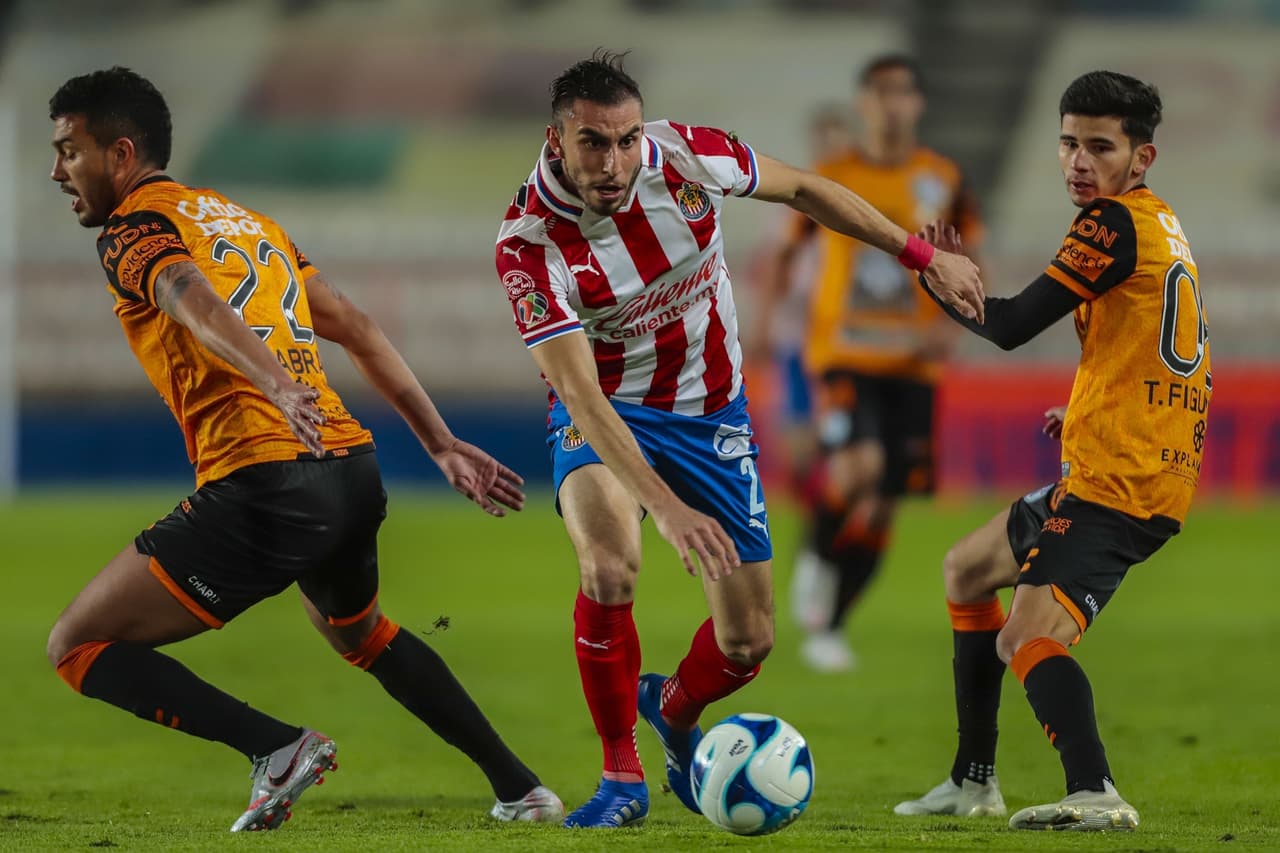 Tuzos y Chivas empatan 1-1 en Pachuca, los locales fallaron un penal en la recta del partido. Pachuca continúa en el fondo de la tabla con tres puntos y las Chivas se sitúan en la 12 plaza con 7 unidades.
