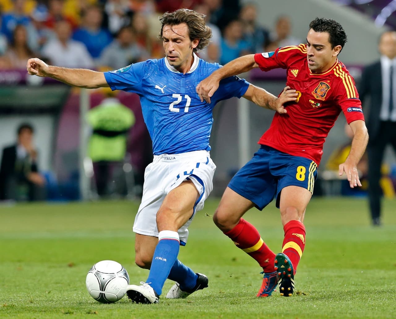 Compitiendo con Xavi Hernández en la Eurocopa 2012, dos mediocampistas de época y condiciones parecidas.