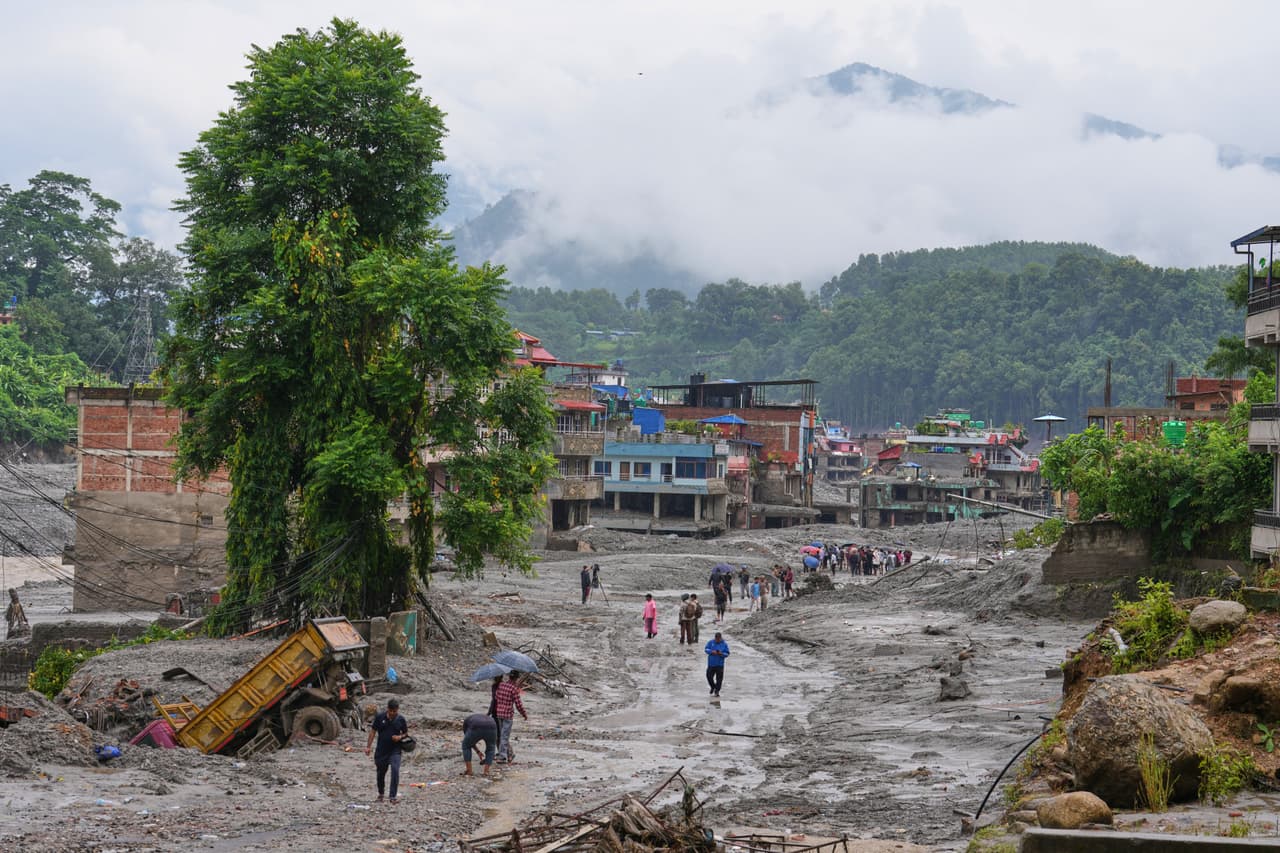 Residentes regresan a sus casas para evaluar los daños tras las inundaciones repentinas en el distrito de Nuwakot, Nepal, el 29 de agosto de 2026.