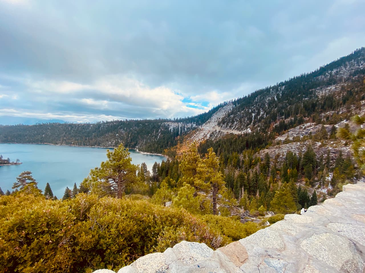 La temperatura del agua cerca de la superficie en Lake Tahoe generalmente se enfría entre los 4.5º C y 10º C (40 a 50ºF) durante febrero y marzo, y se eleva entre los 18º C a 21º C (65 a 70ºF) durante agosto y septiembre.