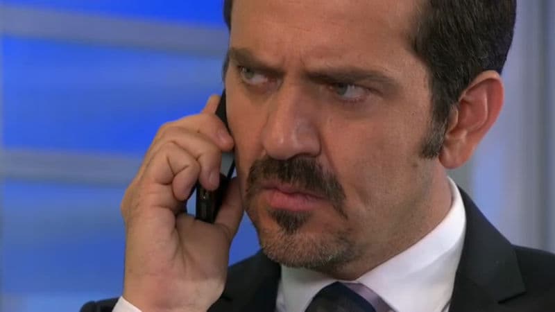 Pues con sólo verle la cara y esa fulminante mirada, sabemos que no se puede confiar en él.