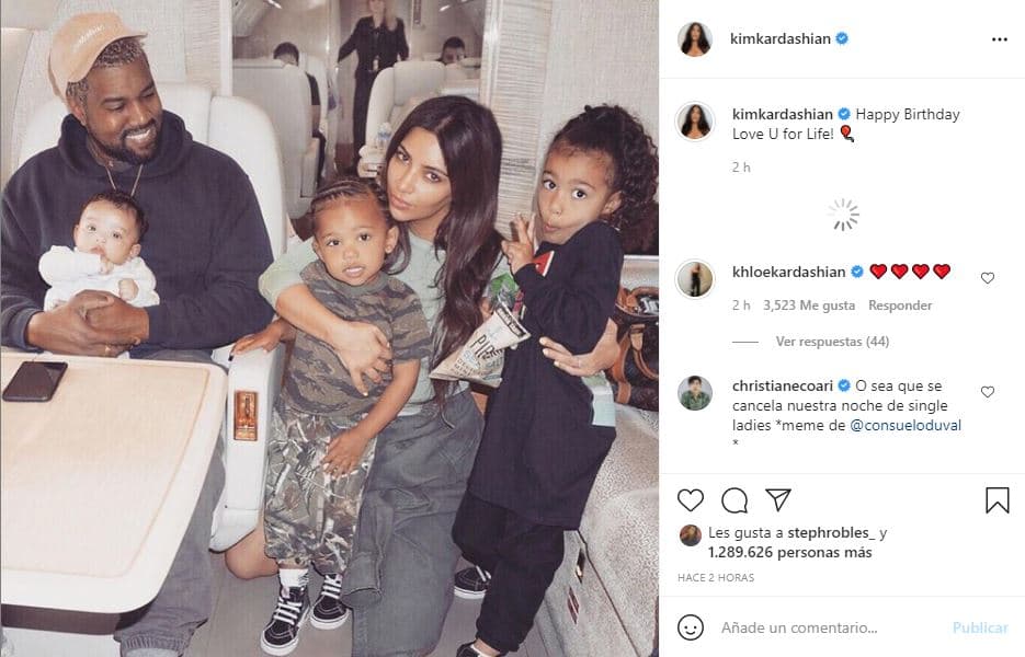 Junto a una imagen en la que se puede ver al festejado junto a North, Saint y Chicago en el interior de un jet privado, Kim anotó: "¡Te amo de por vida!"