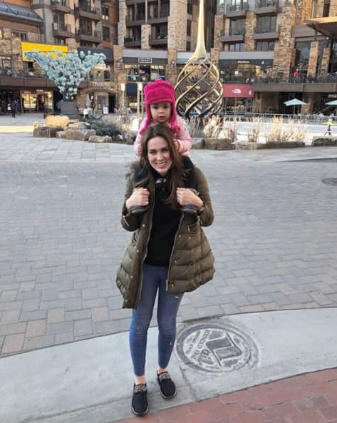 Después de 7 años de matrimonio, la actriz sigue enamorada de su marido y encantada de ser mamá al triple.