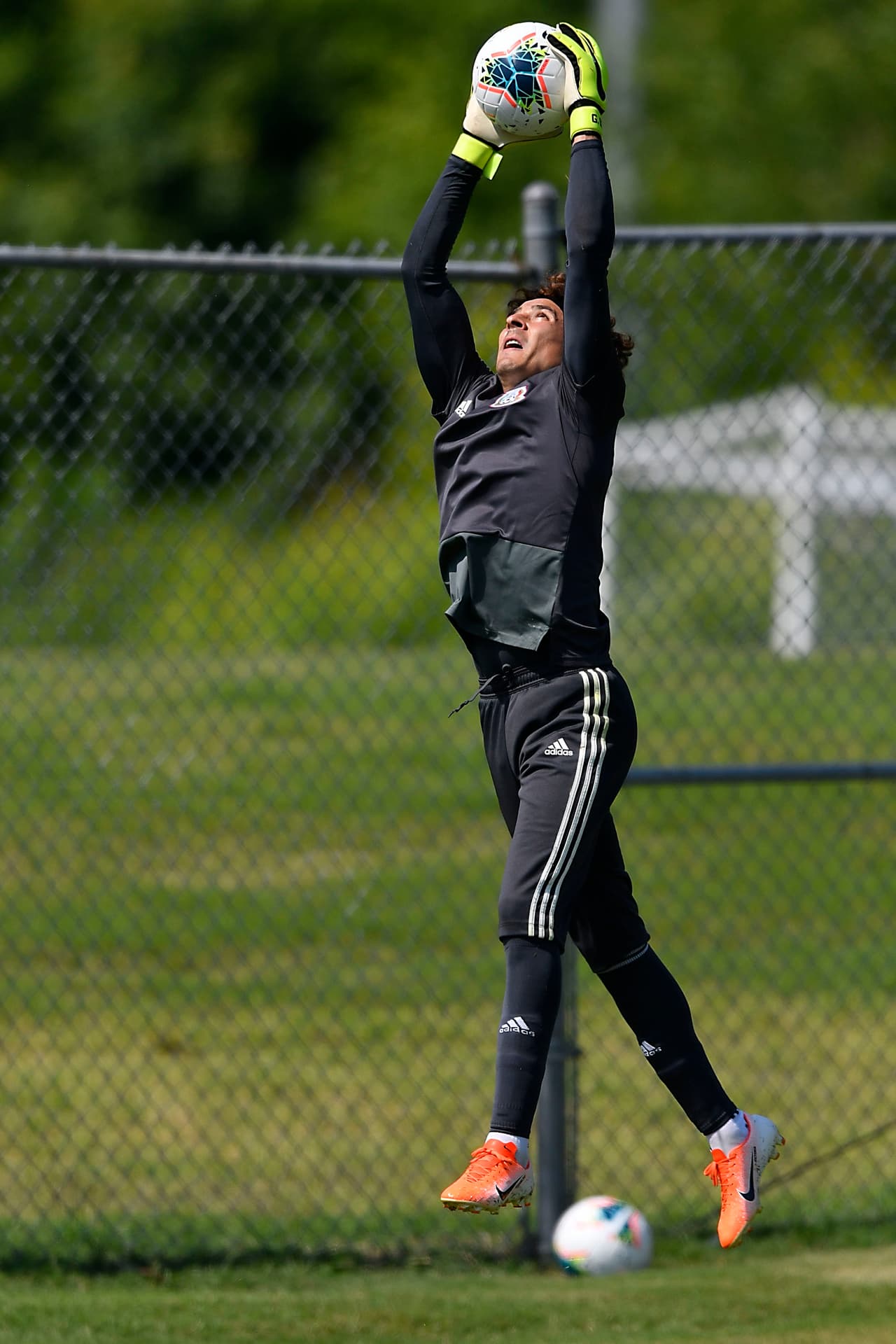 En uno de los campos de la Universidad de Carolina del Norte la selección mexicana de fútbol entrenó por última vez con miras a lo que será el duelo ante Martinica en el cierre del Grupo A. Héctor Moreno y Rodolfo Pizarro se reitegraron al grupo que dirige el 'Tata' Martino. Fernando Navarro, Jonathan Orozco, Luis Montes y Pizarro serían titulares en el Bank of America Stadium de Charlotte.