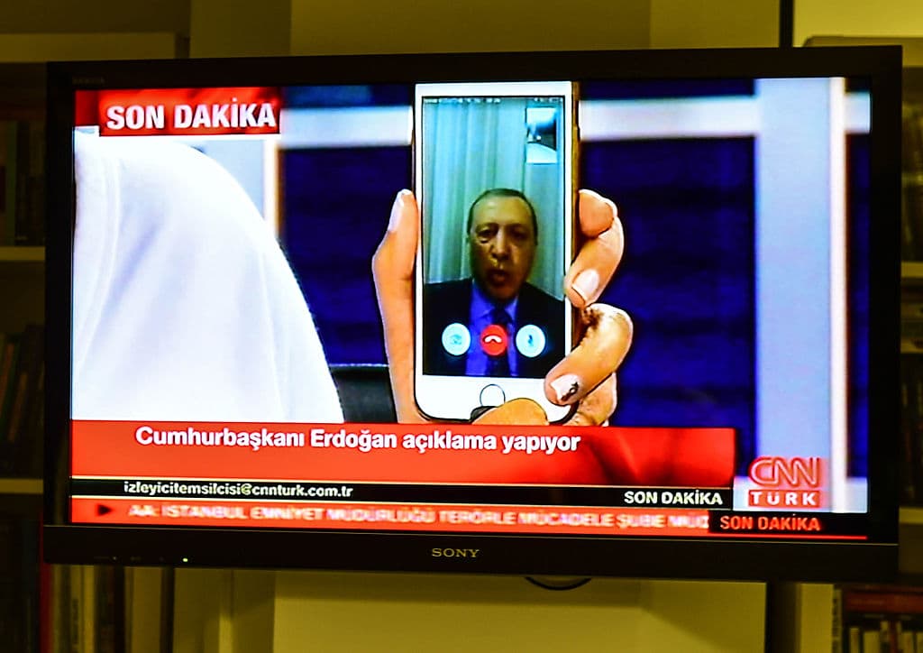 Presidente turco Erdogan reacciona a golpe militar a través de una aplicación de iPhone