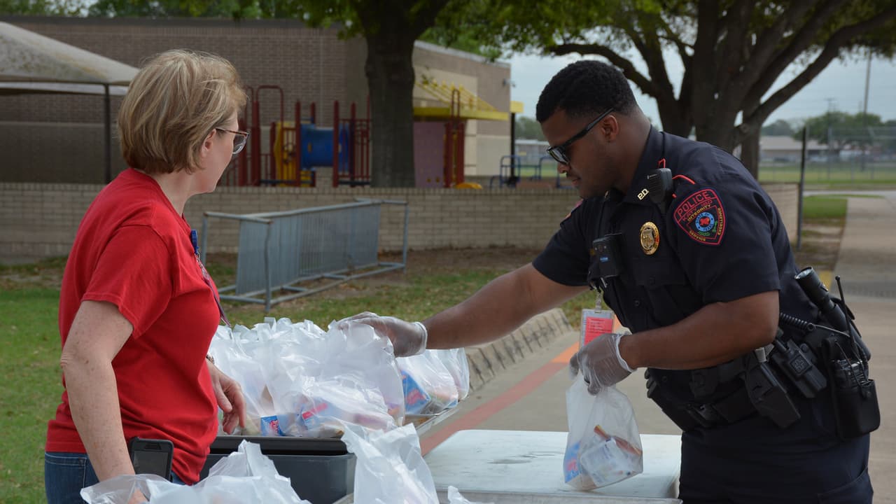 Los oficiales se han visto muy activos en la ayuda que otorga Katy ISD a los niños del área.