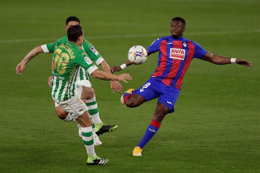 Real Betis no puede con Eibar, pierde 0-2 y se encuentra a dos posiciones del descenso en La Liga. Yoshinori Muto se encargó de hacer el primer tanto para su equipo, seguido de Esteban Burgos, quien cobró penal a favor de su equipo para llevarse la victoria en el Benito Villamarín.