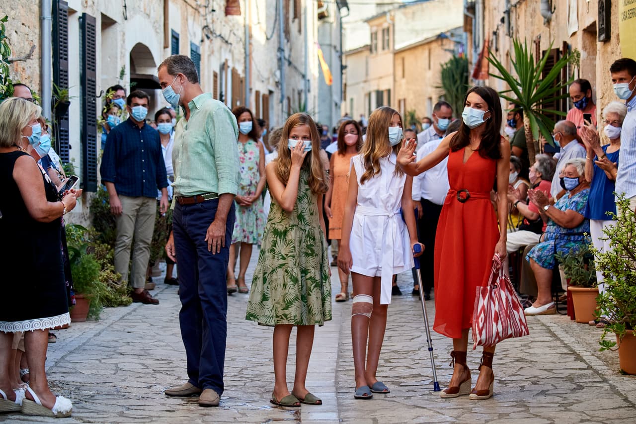 La asturiana deseaba hacer homenaje a la artesanía de la isla luciendo prendas parecidas, pero hasta este verano de 2021 los artesanos prefirieron que no usara más los bolsos hechos con telas falsas y en masa.