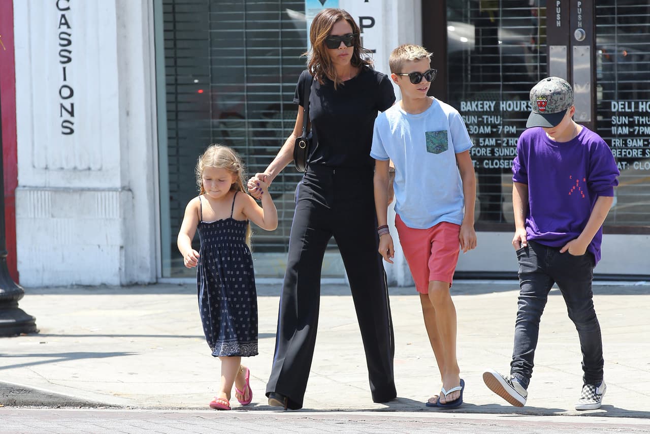 Fijándose muy bien antes de cruzar la calle, como debe ser.