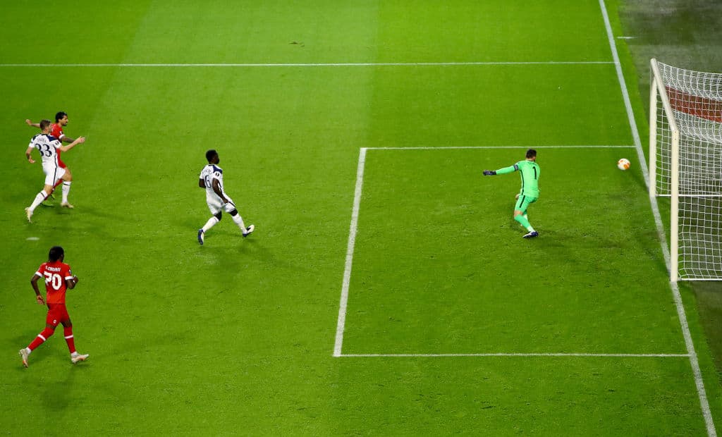 Tottenham es derrotado ante Royal Antwerp por la mínima. Lior Refaelov se encargó de darle la victoria a su equipo a los 29 minutos del encuentro. Los de Mourinho no pueden ante el equipo belga durante la segunda fecha de la UEFA Europa League.