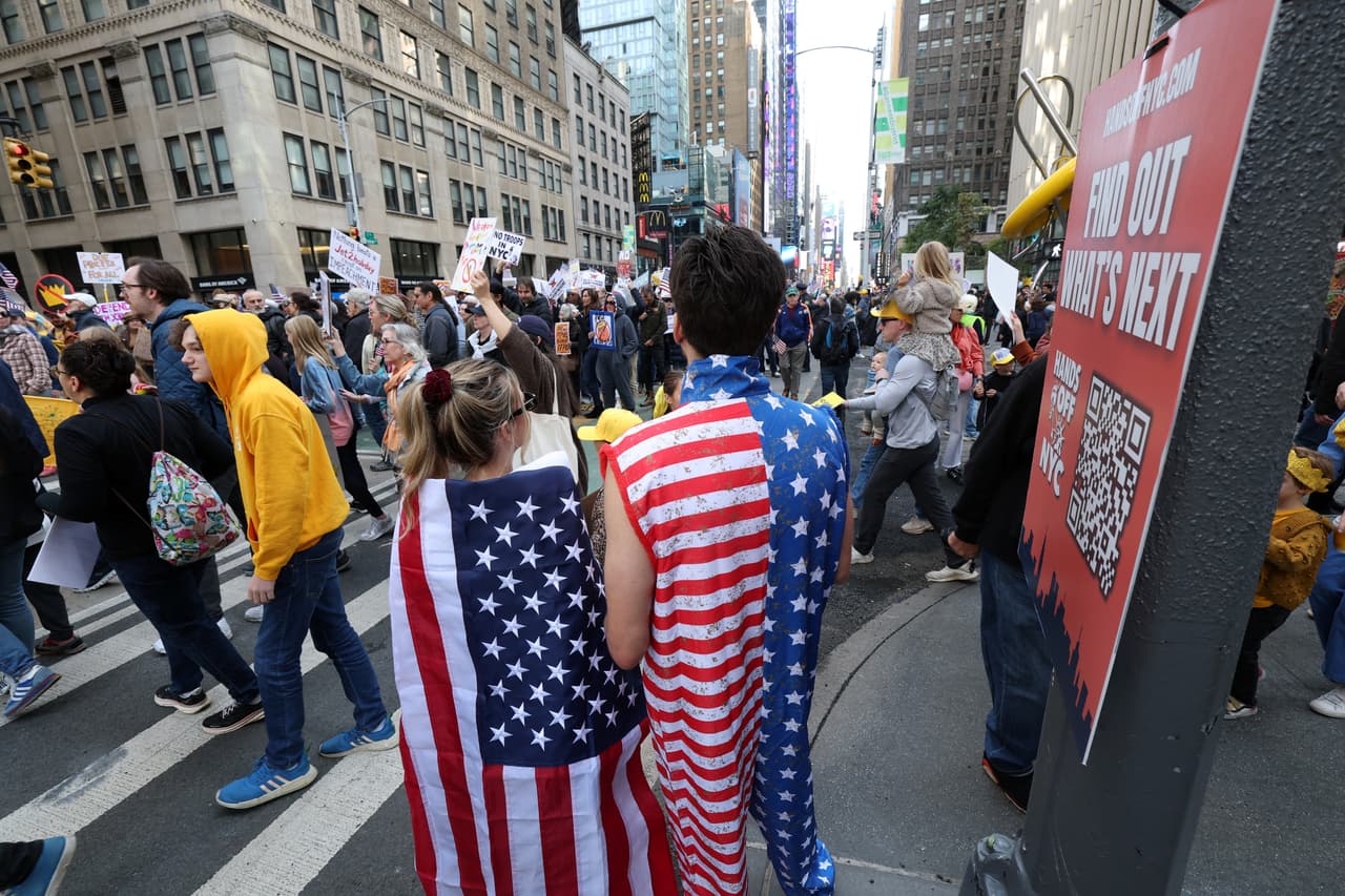Las manifestaciones en Nueva York han movilizado a miles y 
<b>se suman a las protestas de 'No Kings' que hay en todo el País. </b>Entre las peticiones de los manifestantes es reducir la intervención de la Guardia Nacional en ciudades, los arrestos y detenciones de 
<a href="https://www.univision.com/local/los-angeles-kmex/de-rodillas-con-flores-incienso-y-un-dinosaurio-las-protestas-contra-ice-en-los-angeles-de-las-que-poco-se-habla-fotos" target="_blank">ICE contra inmigrantes</a> e incluso ciudadanos estadounidenses y otras inconformidades contra las políticas del actual gobierno republicano.