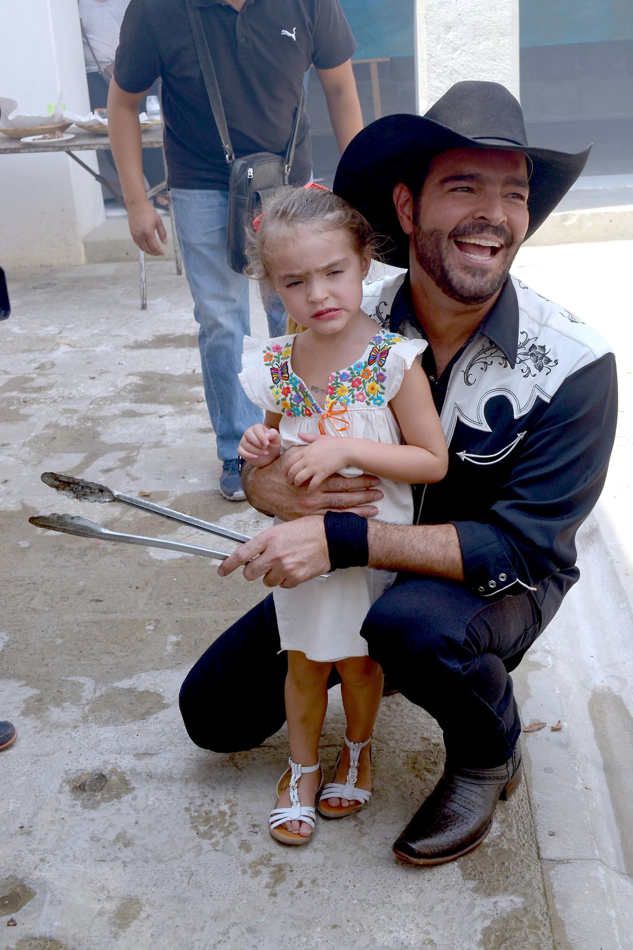 Aunque su matrimonio con Carolina Van Wielink no funcionó, luce feliz con sus dos hijas Daniela y Carolina, y ha seguido cantando y actuando libre de adicciones.