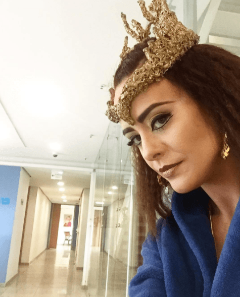 En esta serie dio vida a la malvada 
<b><a href="http://www.univision.com/series/la-tierra-prometida/juliana-silveira-es-la-reina-kalesi-en-la-tierra-prometida">reina Kalesi</a></b>, esposa del 
<b><a href="http://www.univision.com/series/la-tierra-prometida/igor-rickli-es-el-rey-marek-en-la-tierra-prometida">rey Marek</a></b>.