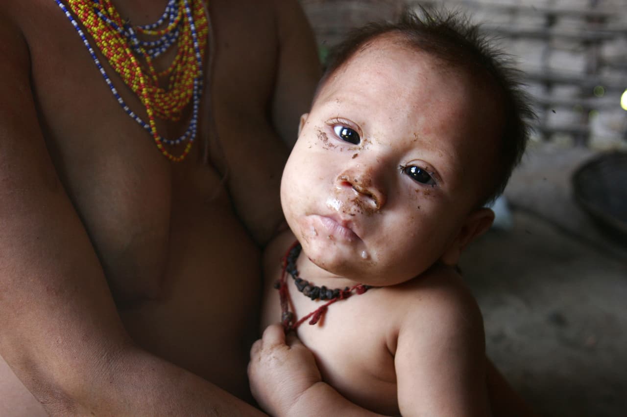 Madre e hijo, pertenecientes a la tribu Yanomami en Venezuela. Los casos de malaria se han multiplicado exponencialmente en ese país.