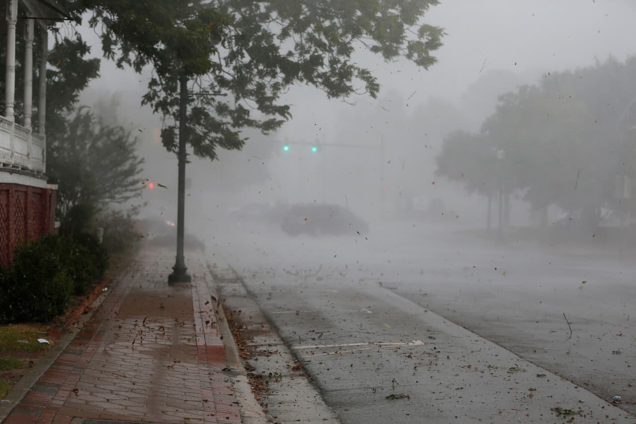 Lluvia y fuertes ráfagas de viento se sienten en New Bern. Las autoridades han advertido que las lluvias y marejadas ciclónicas podrían ocasionar inundaciones extremadamente peligrosas.