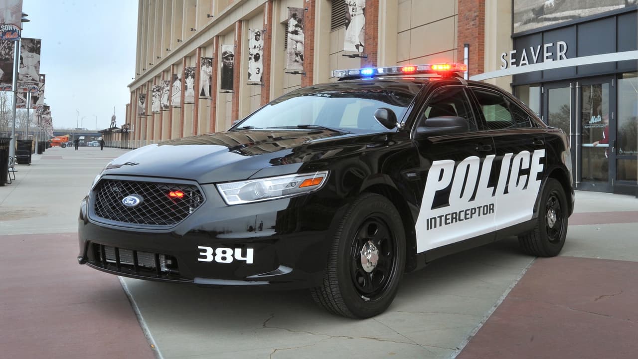 9. 
<b>Ford Taurus</b>: El sedán grande de Ford que ocupa el noveno lugar entre los más estadounidenses, se distingue por su elegante aspecto, el cual quizás a pesar de lo acertado de sus líneas ha estado demasiado tiempo sin recibir ningún tipo de atención de parte del óvalo azul. 
<br>
<br>La longevidad de la versión actual del Taurus puesta a la venta en el verano de 2009 cuando el gobierno de Barack Obama paneas tenía seis meses de edad, puede ser explicada por el éxito que su versión Police Interceptor Sedan, ha tenido con las fuerzas policiales del país.