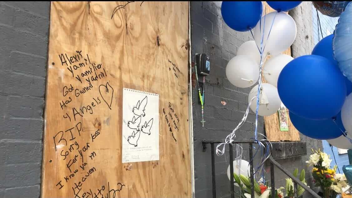 Mensajes de condolencias y recordación se leen en las tablas que cubren la casa.