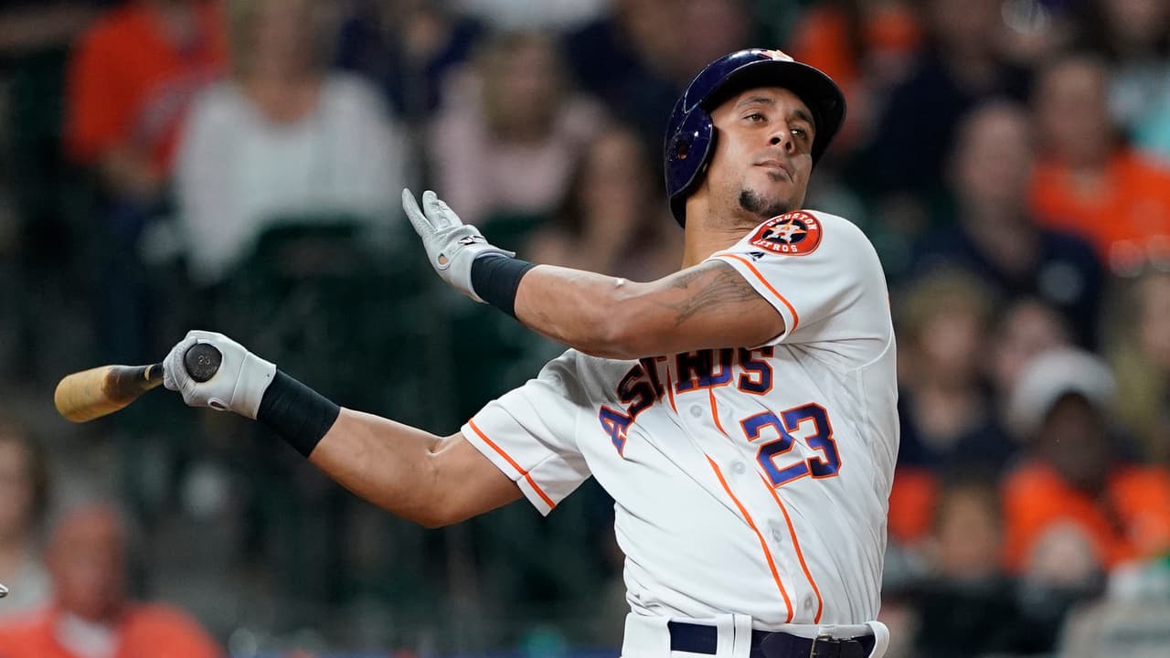 Y se trata del outfielder de los Houston Astros, Michael Brantley, quien debutó en 2009 con los Clevland Indians, equipo con el que permaneció hasta 2018 antes de mudar de piel. Un pelotero de gran calidad pero que ha batallado con las lesiones.