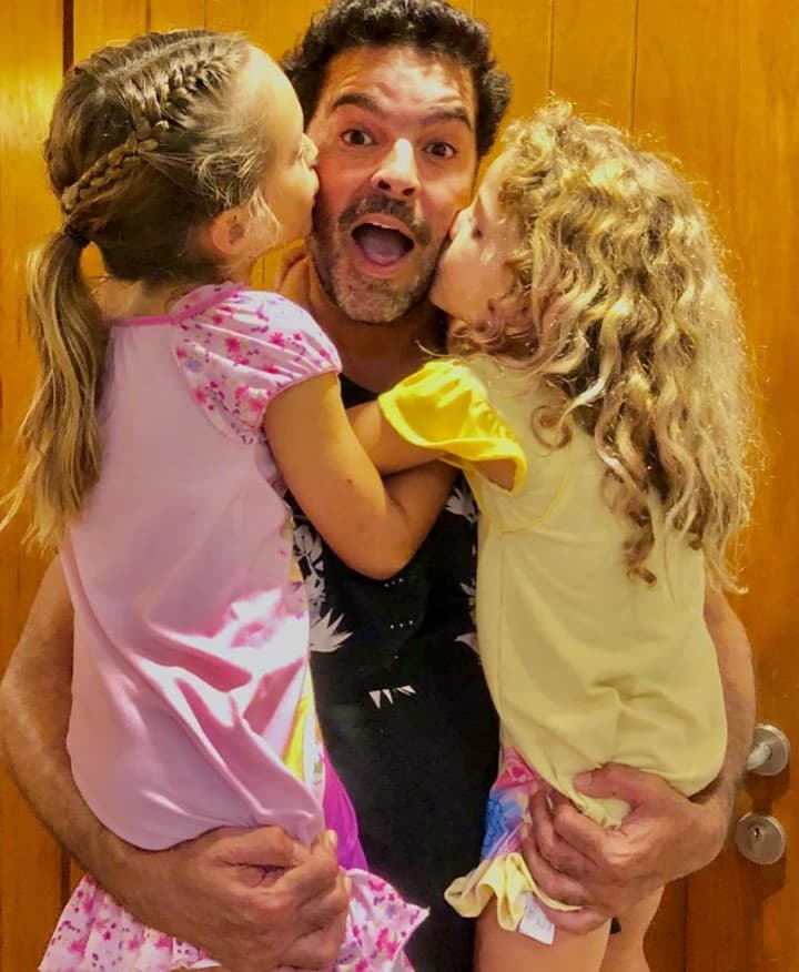 A través de las líneas
<b><a href="https://www.univision.com/famosos/exesposa-de-pablo-montero-nuevo-novio-fotos">expresa su deseo y derecho de ver a sus hijas,</a></b> hermanas menores de sus hijos Daniel y Pablo, frutos de anteriores relaciones.