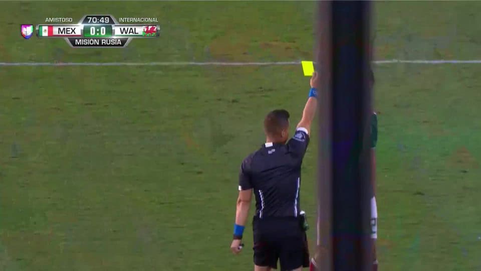 Tarjeta amarilla. El árbitro amonesta a Erick Gutiérrez de Mexico