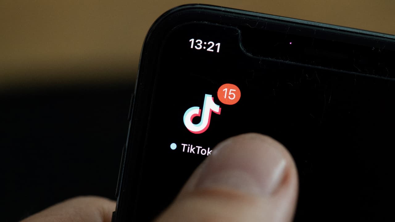 <b>Mira también: </b>El proyecto ya fue aprobado por el Senado estatal y ahora avanza en la Cámara de Representantes, con el objetivo de prohibir tanto las descargas como el uso de la red social, generando multas económicas por el incumplimiento. En el estado ya está prohibido TikTok para dispositivos gubernamentales. De firmarse la ley, comenzaría a regir a partir de enero del 2024. 
<b><a href="https://vix.com/es-es/canales/channel-callsign-frequancy-news-24-7?utm_medium=internal_referral&utm_source=univision&utm_campaign=evergreen&utm_content=ed_news&utm_term=video">Puedes ver en ViX más noticias gratis</a></b>.