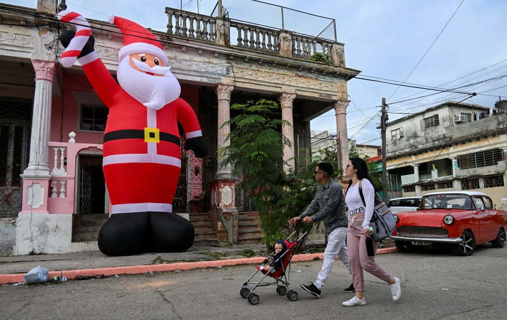 La tradición comenzó en 2020 y aunque hay reportes de que supuestamente los habitantes de la propiedad han enfrentado problemas con vecinos y autoridades en Cuba, lo cierto es que allí permanecen estos inflables gigantes, como los que presumen algunas casas en Florida.