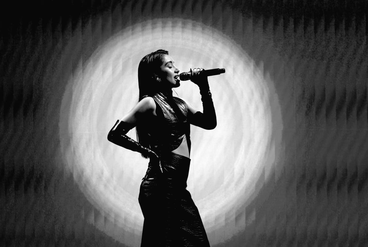 <h2 class="cms-H2-H2">María Becerra</h2>
<br>
<br>‘Dime Cómo Hago’ fue la primera canción de la cantante argentina en la que habló del amor entre mujeres, y fue inspirada en la primera vez que se enamoró de una persona de su mismo género. Becerra ha confesado que desde que era pequeña sentía atracción por las mujeres y los hombres, pero fue hasta cuando era grande que lo aceptó.