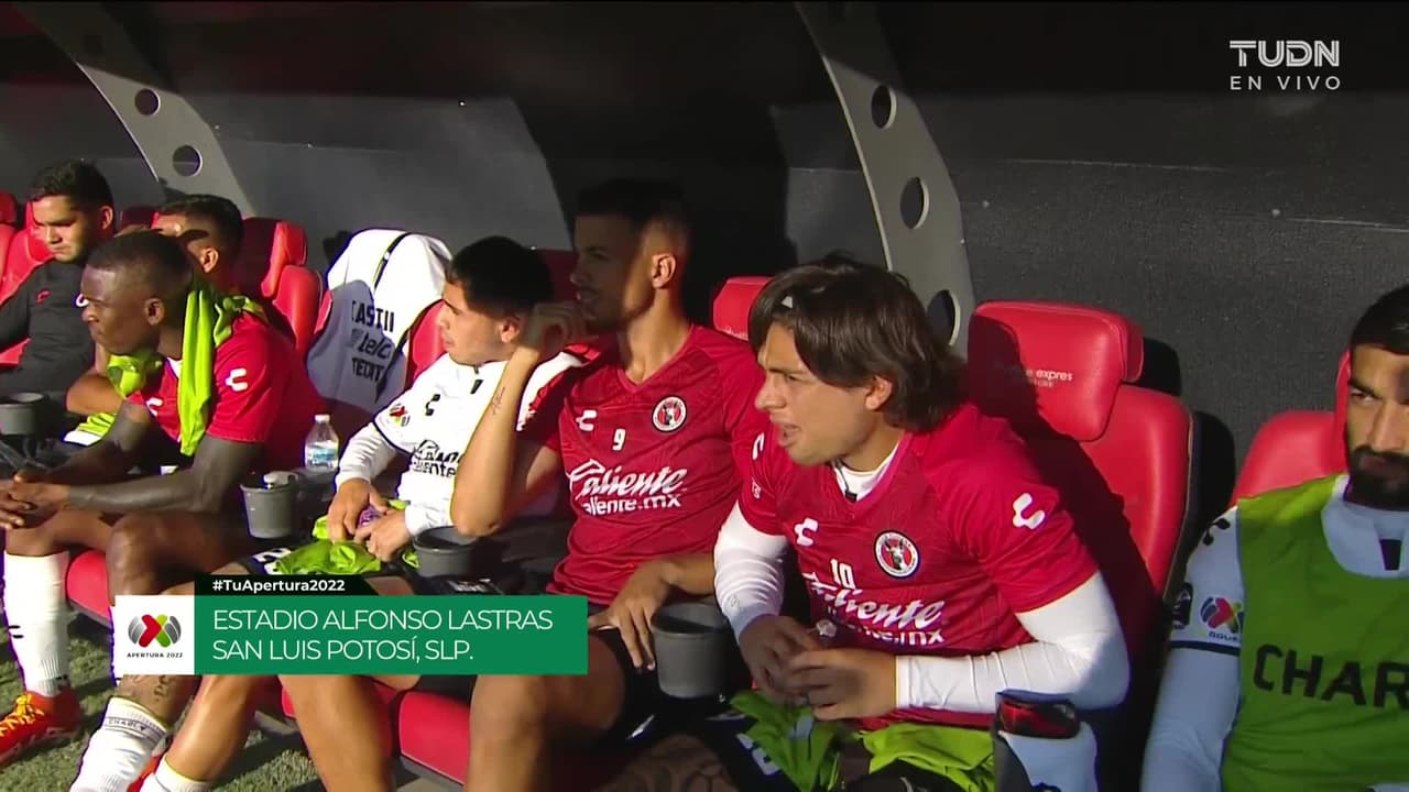 Arranca el partido y la pelota está en juego.