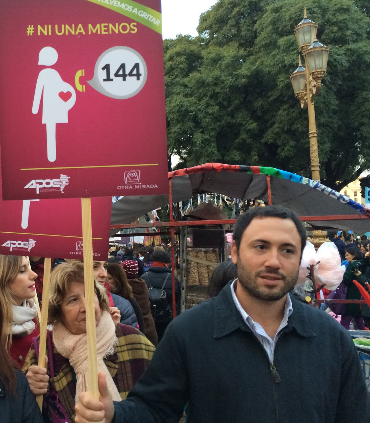 “Esta movilización genera conciencia y hace que las cosas salgan a la luz, representa lo que nadie quiere que vuelva a suceder porque hay mucha violencia física y verbal contra las mujeres”, dice Antonio que trabaja en la administración publica y vino con sus colegas.