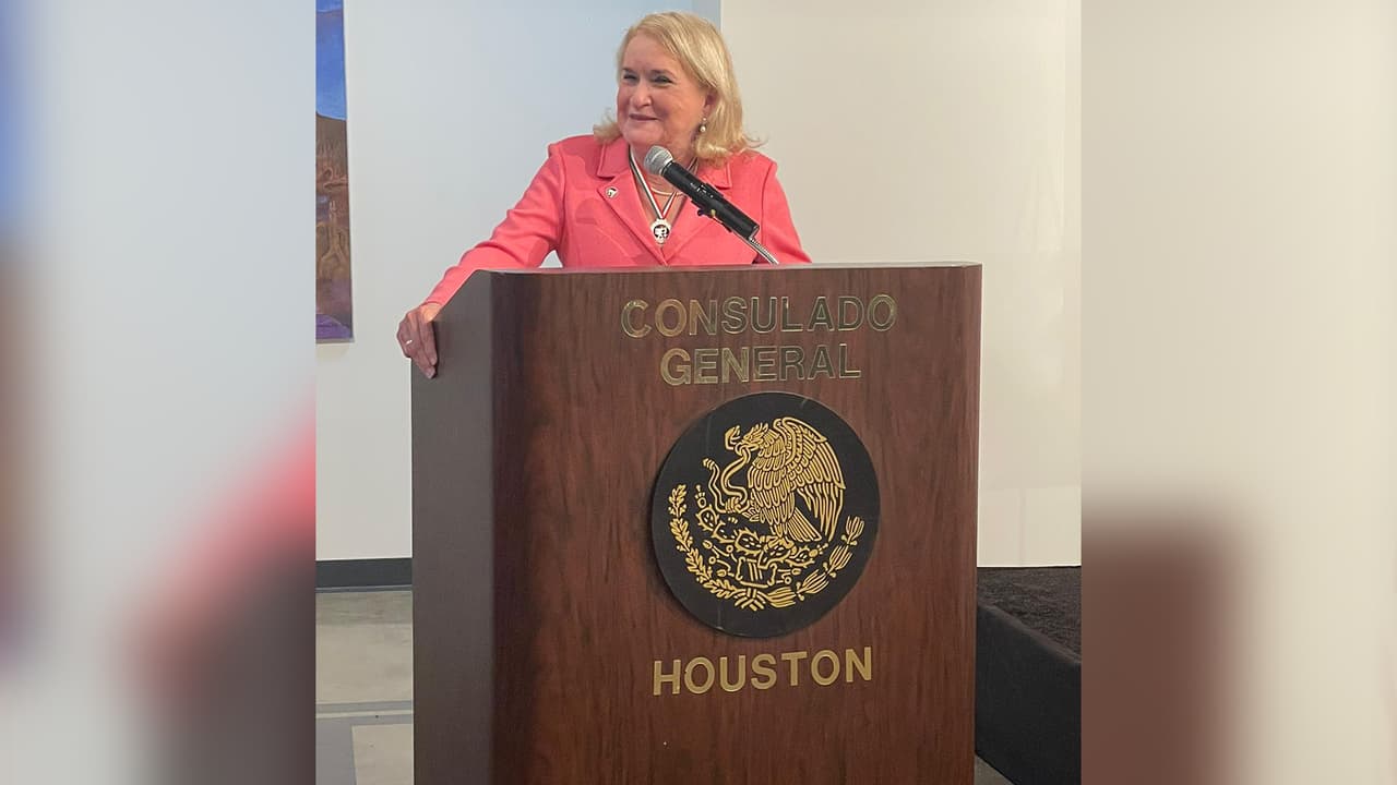 “Como latina de ascendencia mexicana que representa un distrito que es 77% latino y hogar de muchos mexicanos, esto es increíblemente especial para mí", indicó la congresista García a través de su cuenta de Twitter.