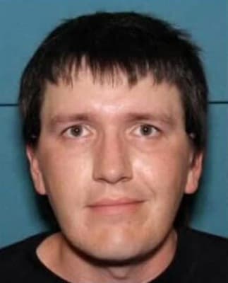 <h3 class="cms-H3-H3">Brady Joseph Vandemark</h3>
<br>
<br>Vandemark, un hombre de 36 años oriundo de Iowa, es buscado 
<a href="https://www.fbi.gov/wanted/cac/brady-joseph-vandemark" target="_blank">por múltiples cargos federales</a> relacionados con la pornografía infantil. 
<br>
<br>En septiembre de 2019, Vandemark fue acusado de recibir, poseer y distribuir pornografía infantil. 
<br>
<br>La agencia cree que Vandemark puede estar viviendo en el área de Webster City, Iowa, donde fue visto por última vez el 3 de mayo de 2020.