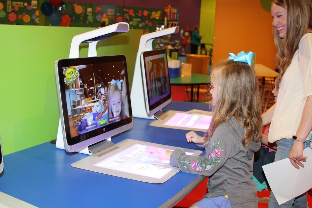 En pantallas interactivas, los niños juegan con sus creaciones.