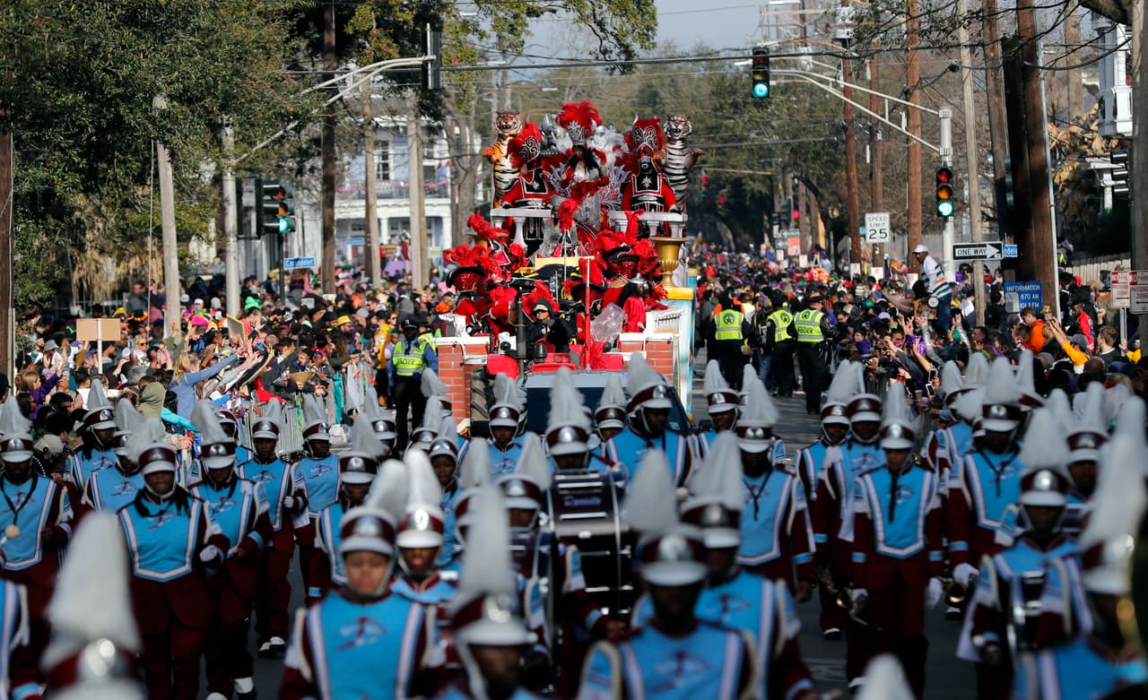 La comparsa Zulu marchando por las calles de Nueva Orleans, llenas de música y alegría.