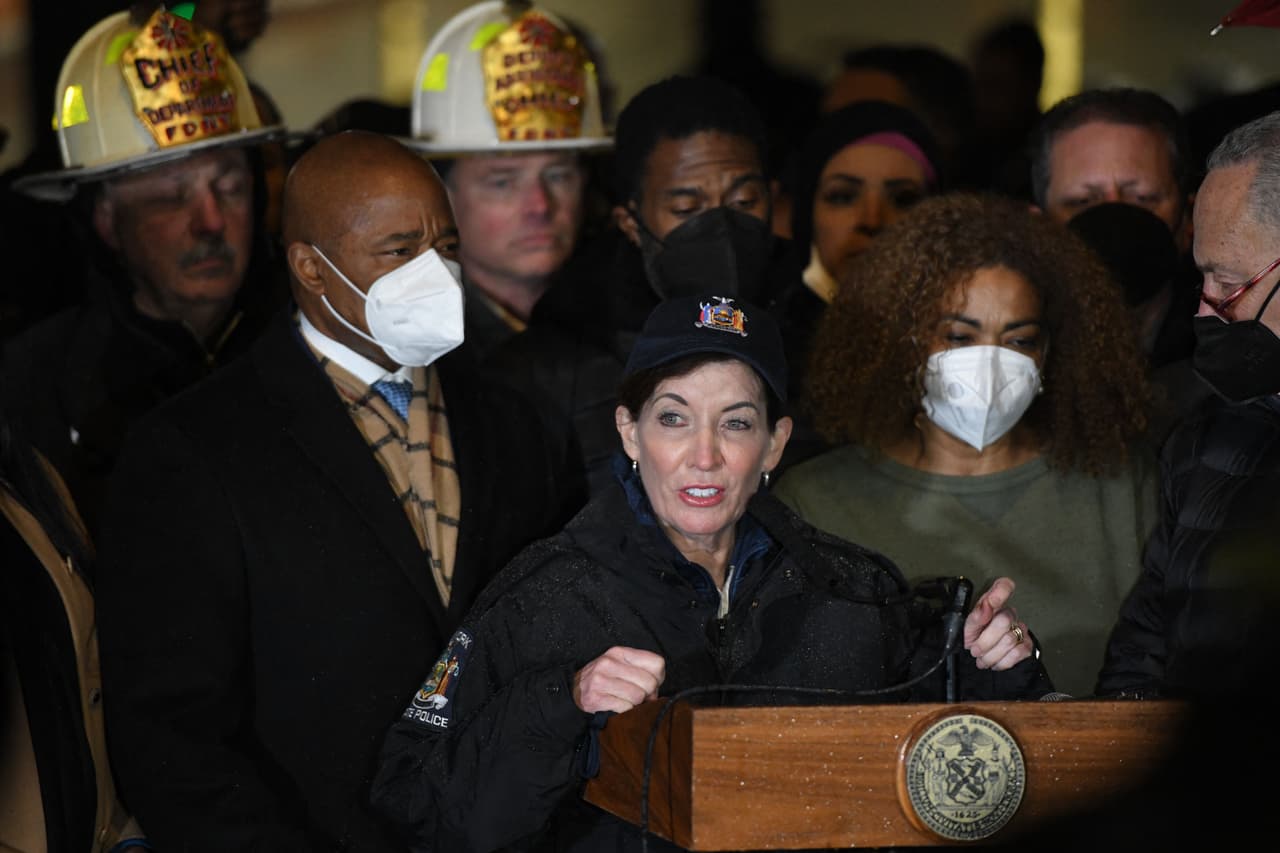 Por su parte, la gobernadora de Nueva York, Kathy Hochul, anunció 
<b>la asignación de un fondo de 2 millones de dólares </b>para ayudar con rentas, repatriaciones, gastos funerarios y médicos de los sobrevivientes.