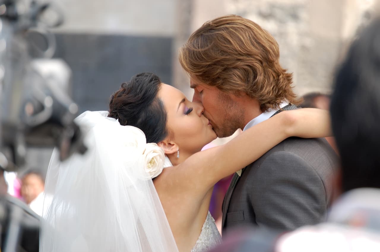 Teresa se casó con Arturo en una lujosa boda y sin amor, pues ella solo lo quería por interés.