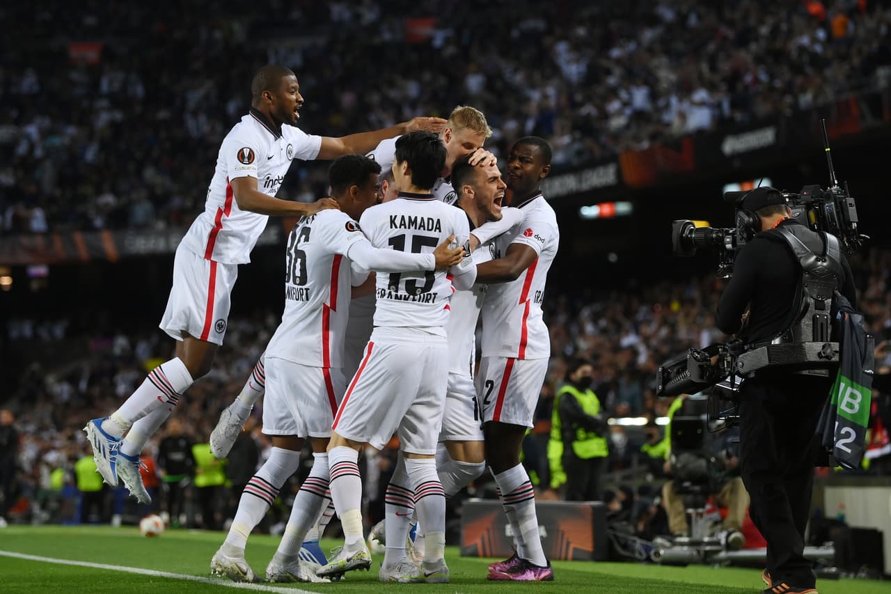 Contra todo pronóstico, el Eintracht Frankfurt se paró con mucha autoridad en el Camp Nou y eliminó a un muy tímido Barcelona que consumó un fracaso más en la temporada, una temporada en la que se irá en blanco.