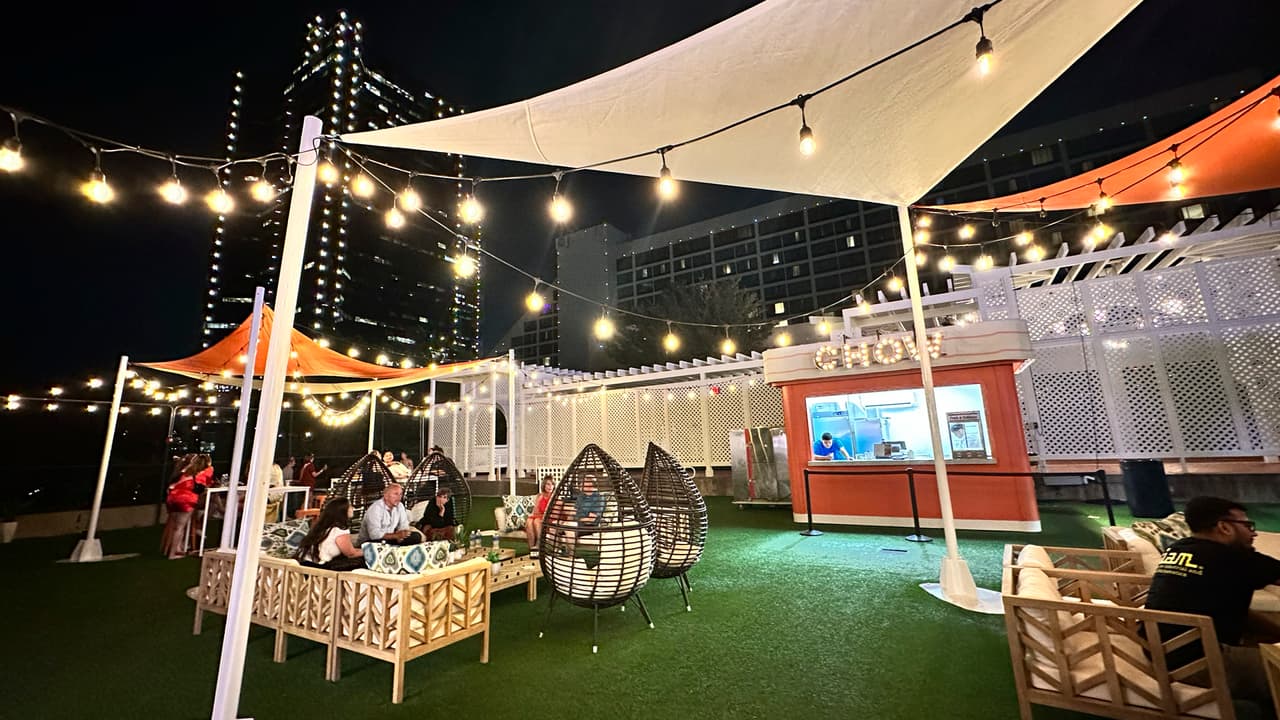 El lugar es ideal también para fotografías, con la ciudad de fondo en el horizonte o en alguna de las áreas decoradas. 
<b>Cuentan con venta de comida y bebidas</b>.