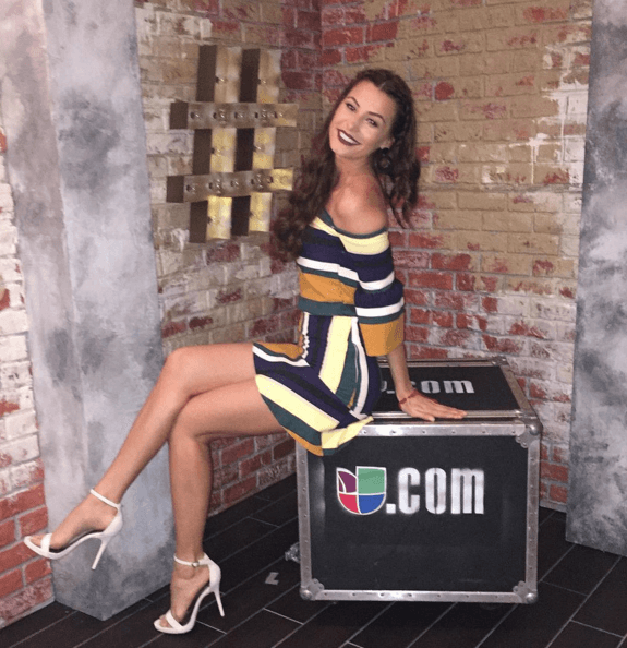 Esta bellísima conductora no pierde el glamour ni por un minuto.