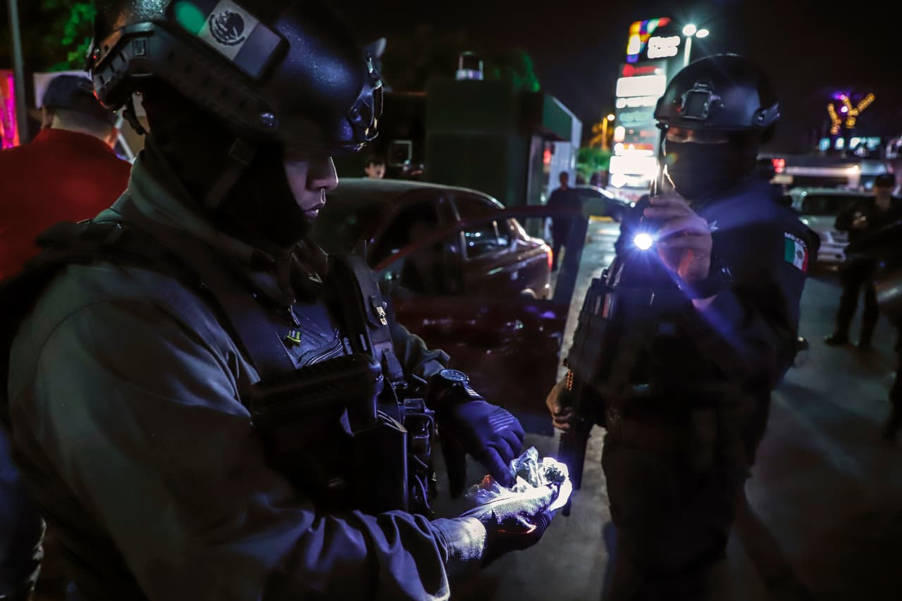 <b>Sinaloa. Nivel 4: no viajar. </b>Según Washington la violencia está muy extendida y las organizaciones criminales están basadas y operando en el estado. Los viajes para empleados del gobierno limitan a Mazatlán, Los Mochis y Topolobampo. Se encuentra en el nivel de alerta roja del coronavirus, en el que los hoteles están limitados a 25% de su capacidad y solo para huéspedes en actividades escenciales.