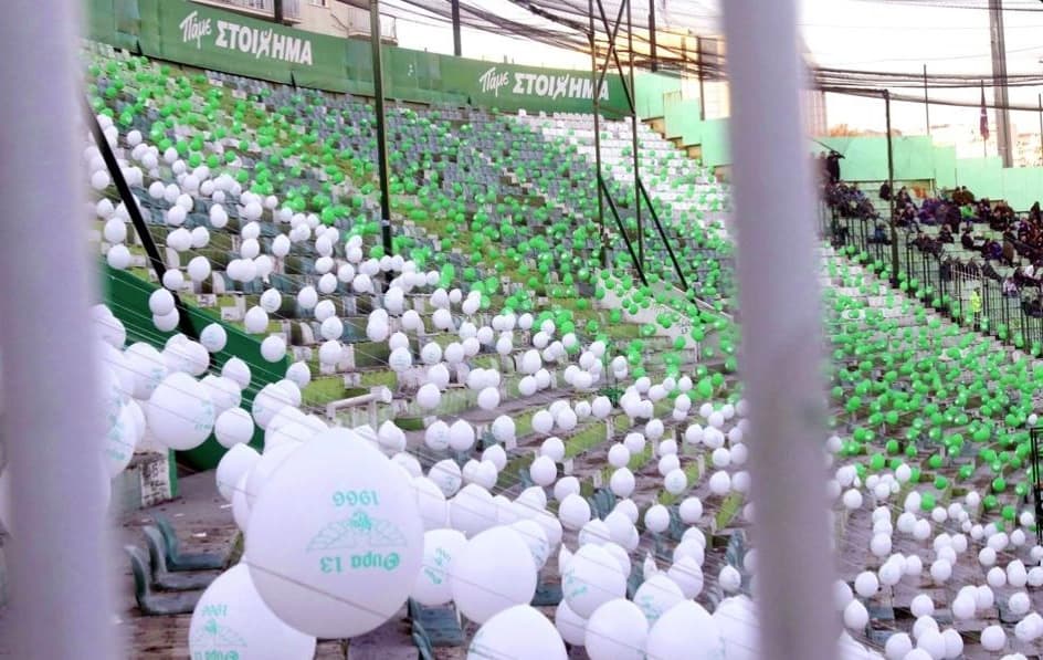 Panathinaikos sustituye a los aficionados con globos