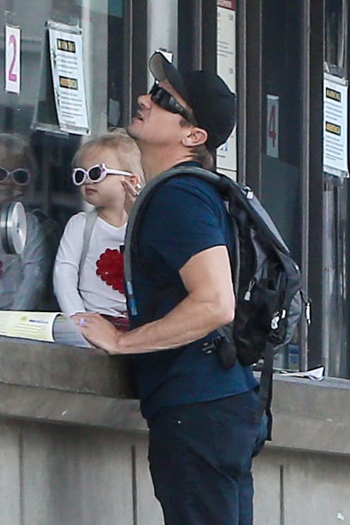Hija y papi muy fashion con sus lentes negros.