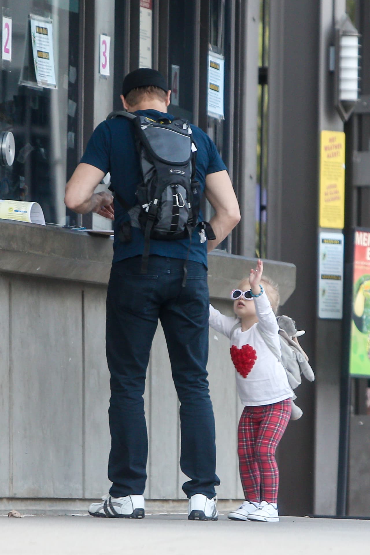 De repente Ava quería que la cargara papi.