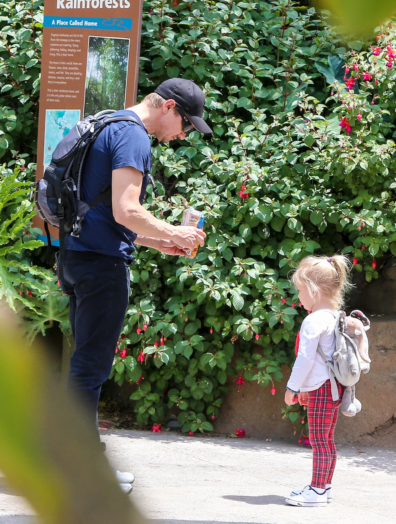 Platicando con la pequeña Ava.