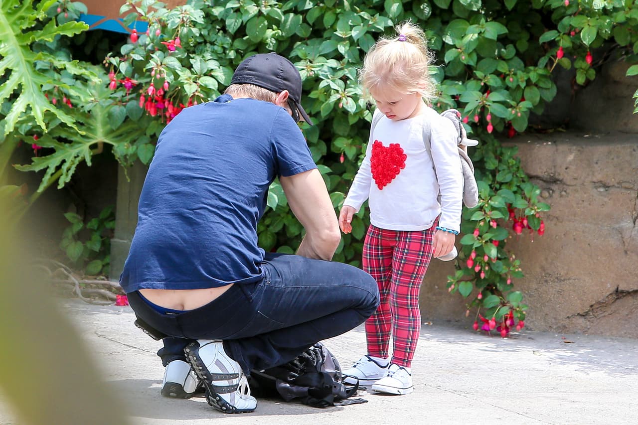 ¡Cuidado, Jeremy! Casi muestra de más al agacharse.